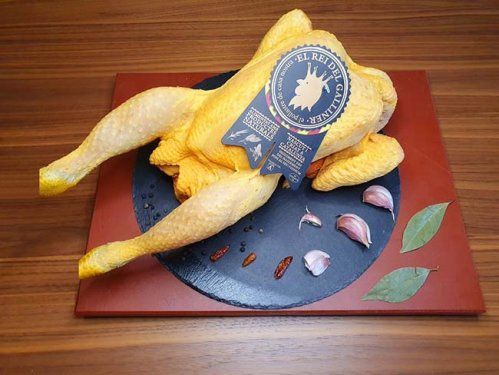 Aquí te presentamos los productos de Avibages Qualitat Pujol. Se trata de aves que han sido criadas en nuestras granjas y procesadas en nuestras instalaciones, por lo que garantizamos la calidad de su carne.
Te ofrecemos carne de la mejor calidad, directamente de nuestra granja a tu establecimiento o tienda.
Haz tu pedido ahora mismo y ofrece a tus clientes la auténtica carne de pollo ecológico. Hacemos envíos a lo largo de toda la geografía española.
CARNE DE POLLO DE LA MEJOR CALIDAD